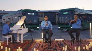 Avtobus sürücülərindən maraqlı performans - Biri oxudu, digərləri ifa etdi - VİDEO