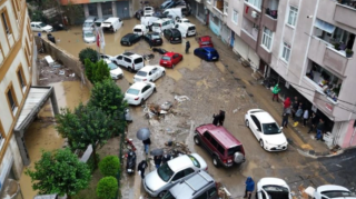 İstanbuldakı leysandan sonra MƏNZƏRƏ - 50-dən çox avtomobil tərsinə çevrildi  - VİDEO