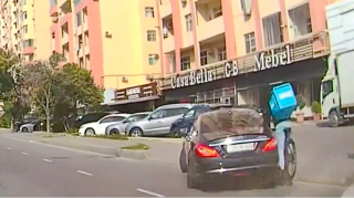 Prospektdə velokuryer “Mercedes”ə çırpılıb yerə sərildi   - REAL VİDEO