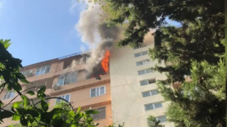 В Баку потушен пожар в жилом доме - ВИДЕО - ОБНОВЛЕННЫЙ