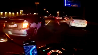 “Prius” sürücüsü əvvəl motosikleti sıxışdırdı, ardınca maşınları təhlükəyə atdı   - VİDEO