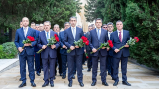 ADY kollektivi Fəxri və Şəhidlər xiyabanlarını ziyarət edib - FOTOLAR 