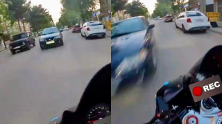 Maşını motosikletin üzərinə sürüb təhlükəli anlar yaşatdı    - VİDEO