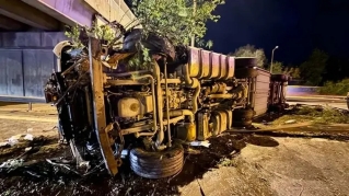 Azərbaycanəsilli sürücünün idarə etdiyi ətir daşıyan yük maşını aşdı - FOTOLAR