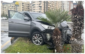Sumqayıtda avtomobil işıq dirəyini aşırdı - FOTO