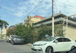 Bu küçədə yolayrıcıları parkinqə çevrilib – Sakinlər hər gün eyni mənzərə ilə üzləşir    - FOTO