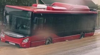 Avtobus palçıqlı yolda batdı - VİDEO