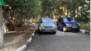 Yanaşı parklanan maşınlar yolu kəsib hərəkəti çətinləşdirirlər - FOTO