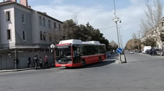 Sumqayıtda məktəbin önündə piyada və sürücüləri bu təhlükə gözləyir - VİDEO 