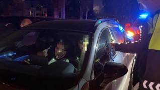 Sərxoş sürücü qırmızı işıqda yuxuya getdi; sonra polisi hədələdi  - FOTO