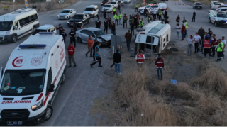 Kırıkkaledə işçi servisi ilə avtomobil toqquşdu: 14 yaralı 