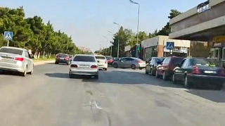 Sumqayıtda sürücüləri silkələyən yol: Maşınlar hoppana-hoppana keçir   - VİDEO