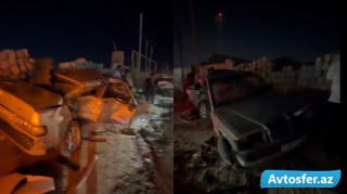 Bakıda dəhşətli qəza: “BYD” ilə toqquşan “Mercedes” ikiqat oldu  - VİDEO