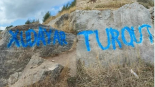 Şuşada daşlara həkk olunan məsuliyyətsizlik: "Ayaq qoymağa qıymıram ki, şəhid qanı var"  - VİDEO