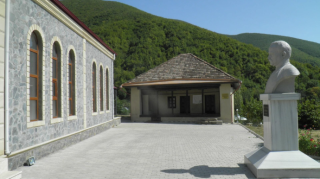 Uşaqlarımıza sirayət etmiş Axundov düşmənliyi 