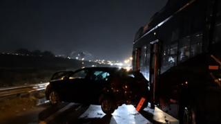 Aeroport yolunda “Opel”lə marşrut avtobusu toqquşdu - VİDEO