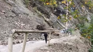 Quba-Xınalıq yolunda torpaq sürüşdü; hərəkət dayandı - VİDEO