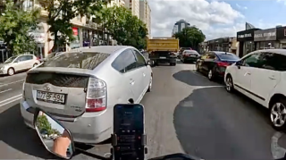 Motosikletçi qəza şəraiti yaradan “Prius” sürücüsünə görün nə dedi   - VİDEO