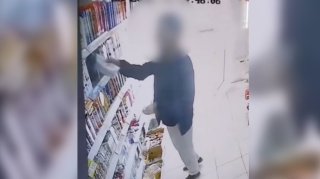 Marketdən 7 şampun oğurladı, mağaza sahibi görüntüləri paylaşdı - VİDEO