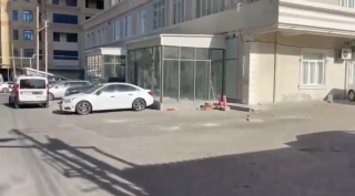 Yasamalda qanunsuz parklanma: Küçə maneələrlə zəbt edilib - VİDEO - YENİLƏNİB