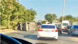 Hövsanda qəza: “Prius” aşıb yolu bağladı   - VİDEO
