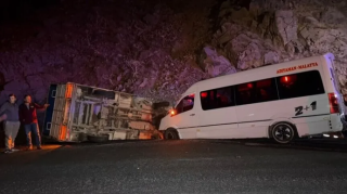 Giresunda mikroavtobusla yük maşını toqquşdu, 23 nəfər xəsarət aldı 