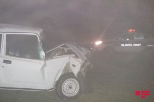 Oğuzda yük maşını minik avtomobili ilə toqquşub