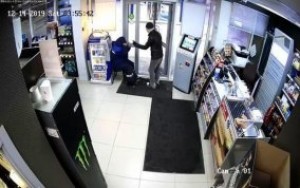 Yanacaqdoldurma məntəqəsinin qadın işçisi oğrunu şvabra ilə qovdu  - VİDEO