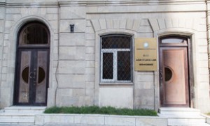 800 min manatlıq dələduzluq edən polkovnikin məhkəməsi başlayıb - Bakıda