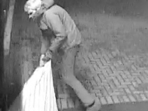 Oğru 7 cəhddən sonra mağazanı yardı: 10 minlik paltarları oğurladı – VİDEO