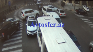 “Fürsətcil” taksi sürücüsü qəzaya səbəb oldu – REAL VİDEO