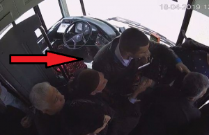 Daha bir avtobus davası kameraya düşdü: Bu dəfə sərnişin... - VİDEO