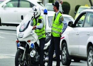 Yol polisi motosikleti aşdı, polis yaralandı