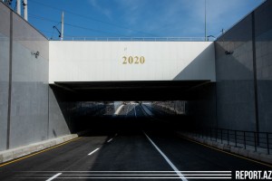 Bu gün Bakıda üzərindən dəmir yolu xətti keçən iki avtomobil tunelinin açılışı keçirilib - FOTO