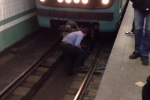 Metroda intihar həyəcanı: Gənc özünü relslərin üzərinə atdı