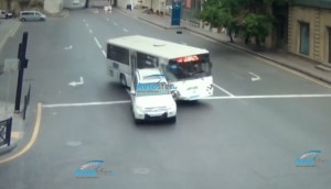 Avtobus sürücüsü dəhşətli qəza törətdi: Bakıda - VİDEO