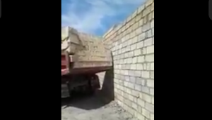 "Kamaz"a yol göstərdi, hasarı uçurdu - VİDEO