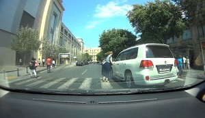 Piyada keçidində qadını vuran sürücü – 99 LP 055 - VİDEO