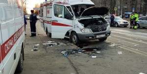 Təcili yardım maşını “Azərbaycan”ın qarşısında qəzaya düşdü: 4 yaralı