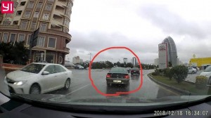 Qayda pozan taksi sürücüsü kameraya düşdü - VİDEO