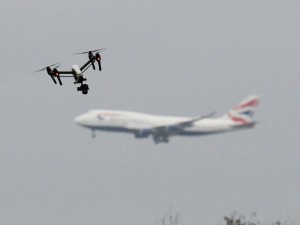 İngiltərənin Hitrou hava limanında aksiya: 2 etirazçı həbs olunub