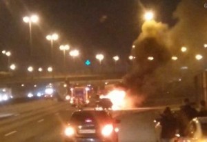 Hərəkətdə olan avtomobil yandı: sürücü və sərnişin son anda qurtuldu - VİDEO