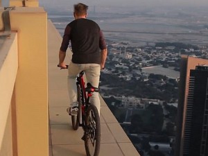 Şok kadrlar: göydələnin damında ölümə meydan oxudu – VİDEO