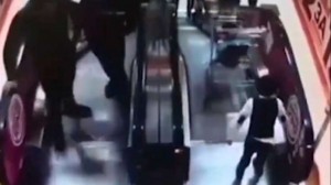 DƏHŞƏT: Balaca qardaşını eskalatordan aşağı itələdi və... - VİDEO