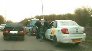 YPX əməkdaşı və hərbçilər taksi sürücüsünü döydü - VİDEO