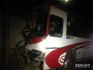 Bakıda avtobus qəzaya uğrayıb, xəsarət alan var - FOTO