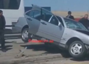 Sahil qəsəbəsində “Mersedes” dəmir arakəsmələrə çırpılıb - VİDEO