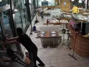 Dalğalar restoranı yararsız hala saldı, ofisantları sel apardı - VİDEO