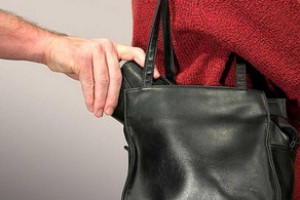 Bakı metrosunda qadının pul kisəsi oğurlanıb