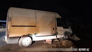 Xırdalanda “Ford” dəmir məhəccərə çırpıldı - FOTO